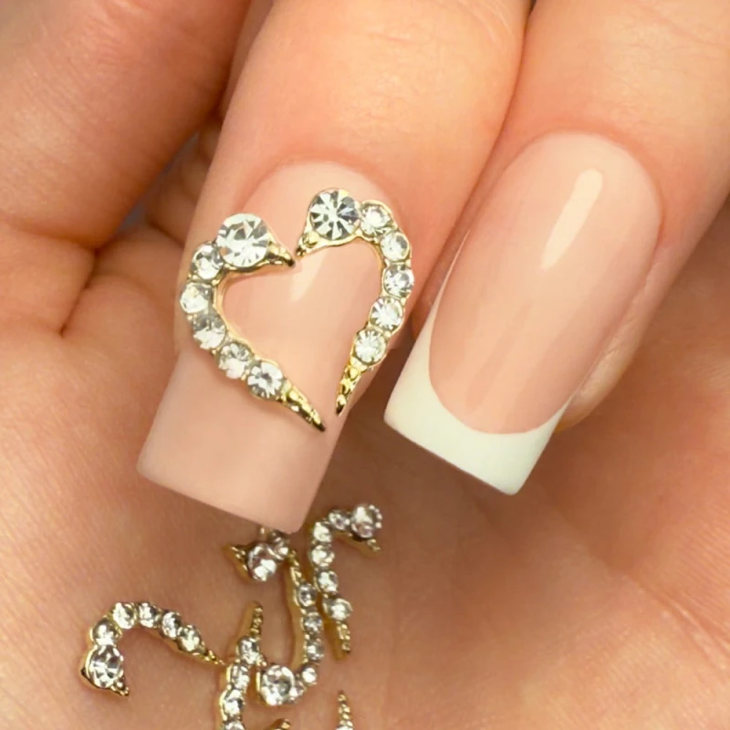 pol_pl_Ozdoby-do-paznokci-serce-3D-Molly-Nails-white-diamond-10-szt-24578_4.jpg