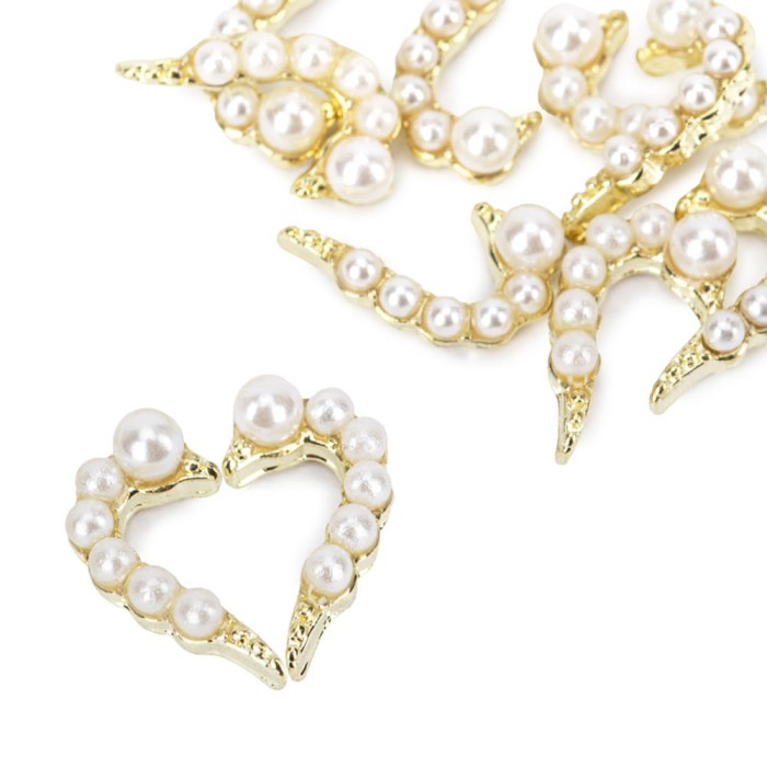 pol_pl_Ozdoby-do-paznokci-serce-3D-Molly-Nails-white-pearl-10-szt-24591_1.jpg