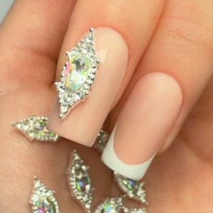 pol_pl_Ozdoby-do-paznokci-krysztalki-3D-Molly-Nails-Nr-2-10-szt-24589_4.jpg