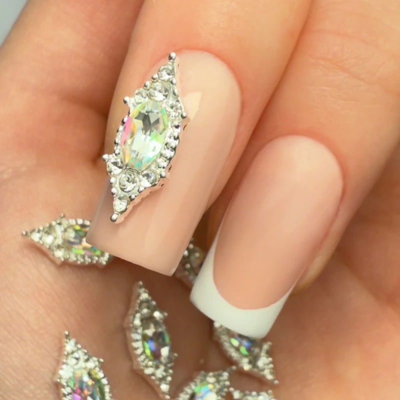 pol_pl_Ozdoby-do-paznokci-krysztalki-3D-Molly-Nails-Nr-2-10-szt-24589_4.jpg