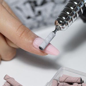 pol_pl_Kapturki-do-manicure-i-pedicure-mandrele-nakladki-scierne-mini-cylinder-3mm-gradacja-240-rozowe-50-szt-20987_4.jpg